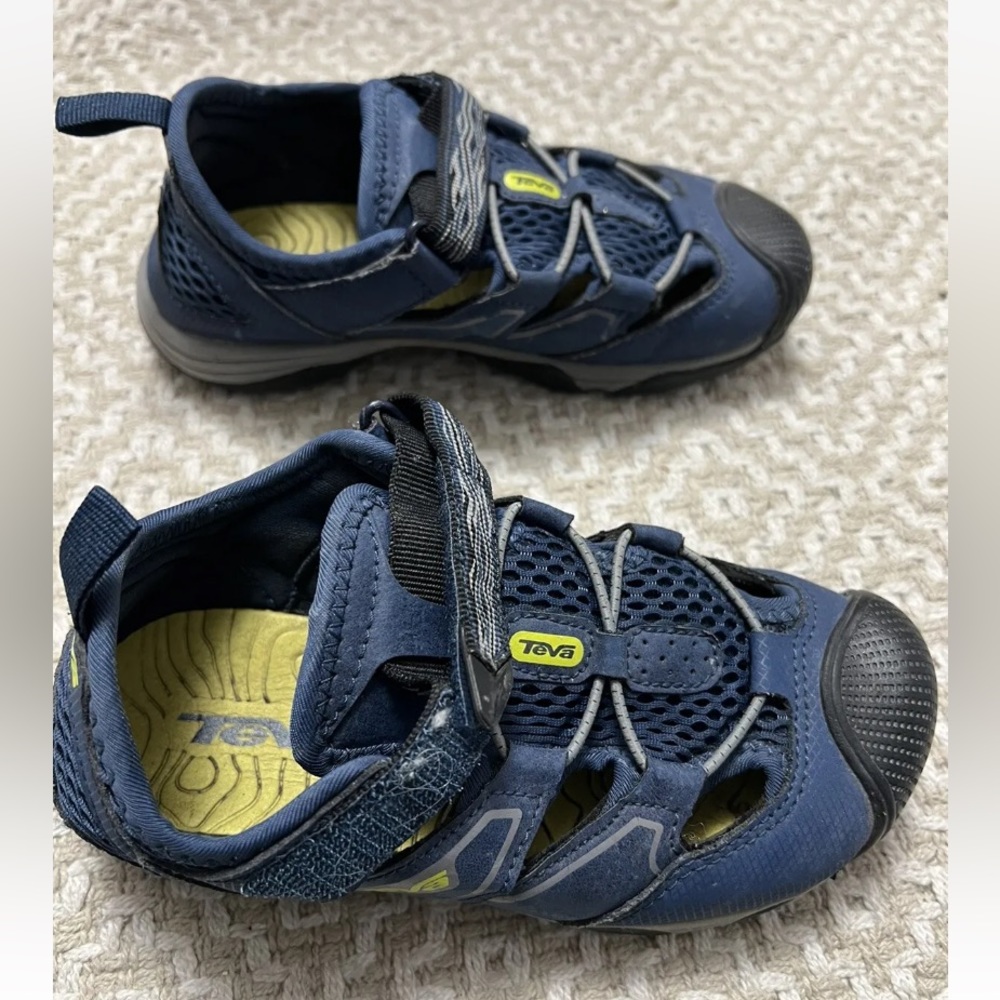 Boys Teva sandles water shoes youth 13 Closed Toe Black Yellow Used Manatee (?)